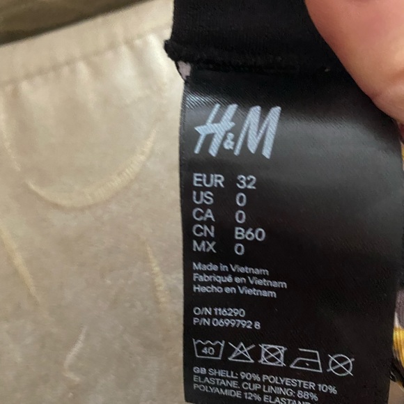 Beautiful limited edition H&M Moschino collab bra. Versace like pattern. - Picture 3 of 3